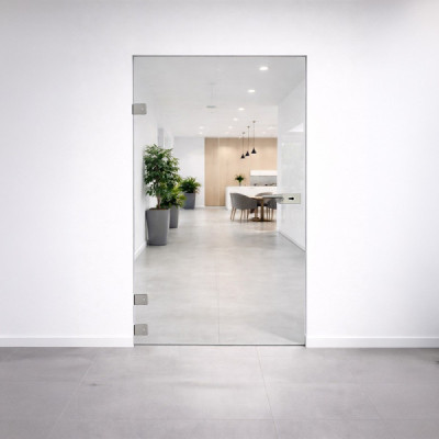 8 mm sklo pro dveře s výřezy pro panty – 979 x 1982 mm